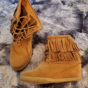 Womens size 9 Forever moccasin ankle wedge boots